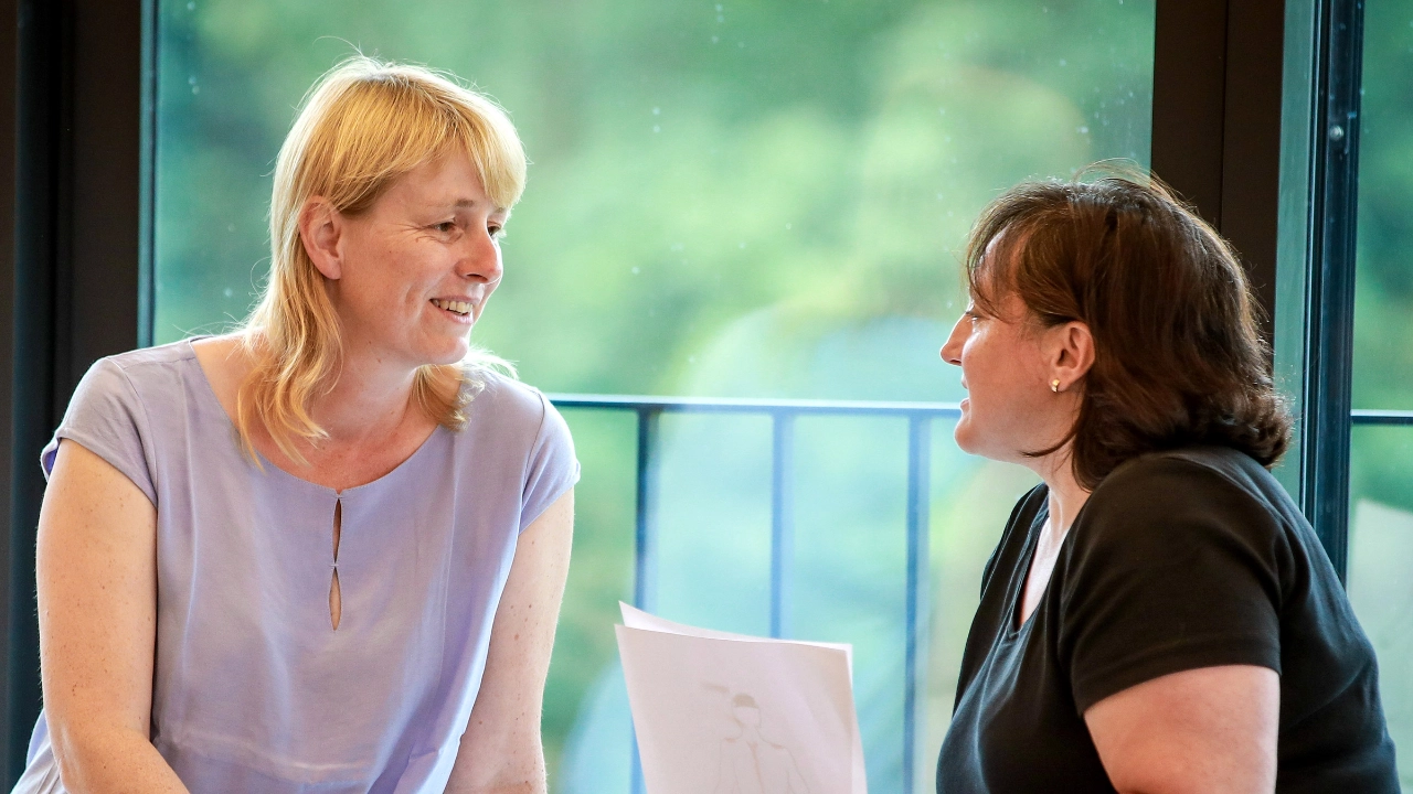Zwei Frauen, die sich unterhalten.