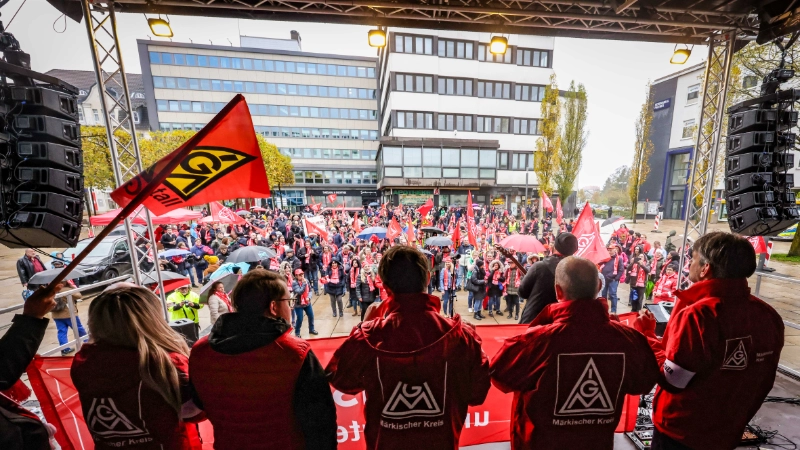 Hier stehen Menschen auf der Bühne